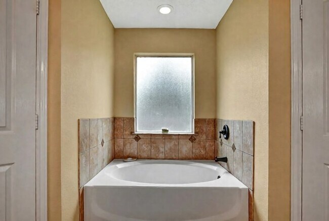 Building Photo - 11807 Briarwood Ln