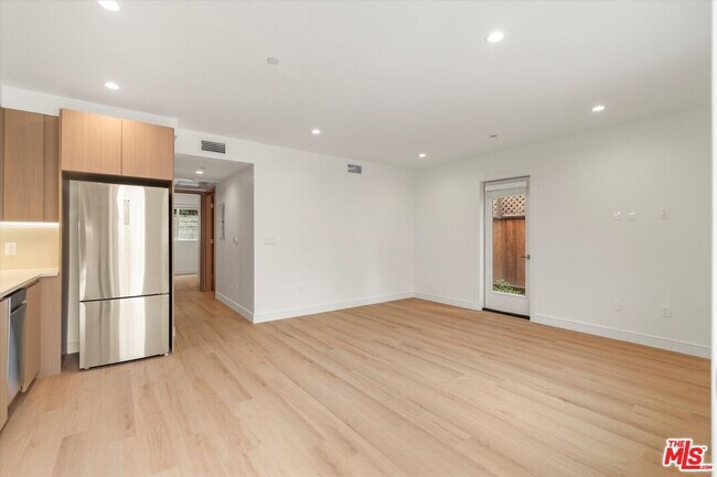 Building Photo - 11023 1/2 Blix St