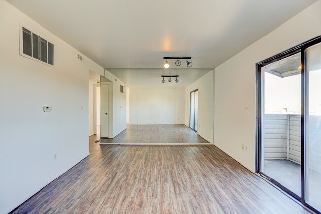 Building Photo - UPDATED 2 BEDROOM CONDO- Available August ...