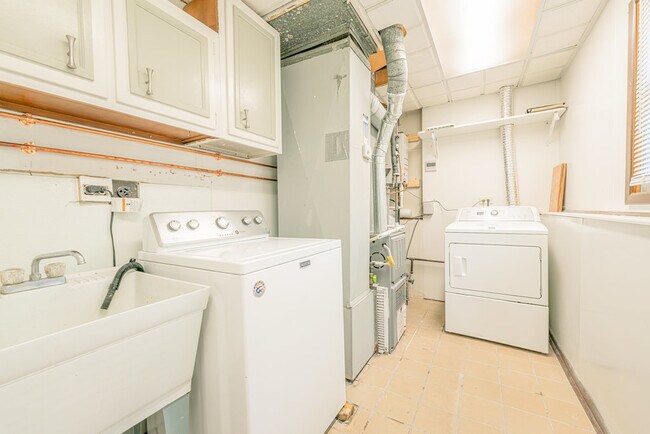 Building Photo - 21W458 Buckingham Rd