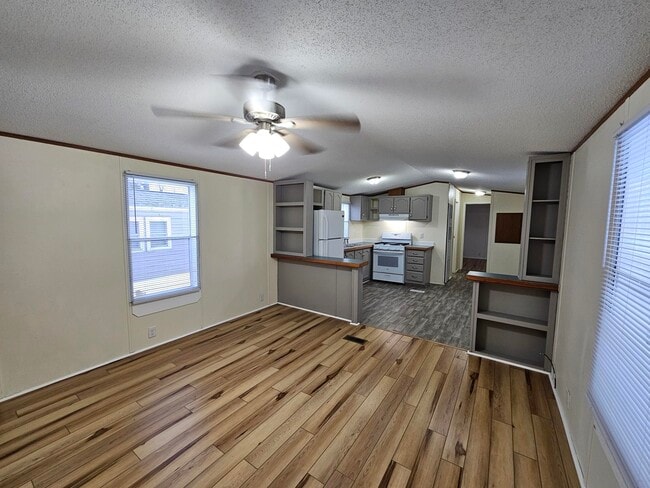 Building Photo - 5687 Lowell Rd