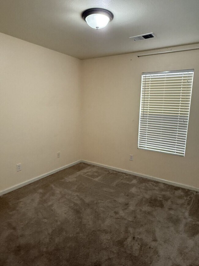 Building Photo - 3 bedroom, 2 bathroom-Reno/Stead area