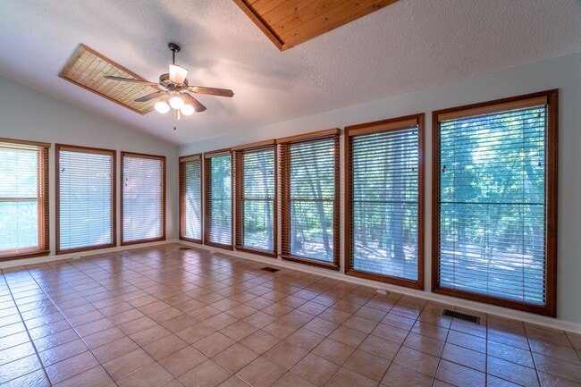 Building Photo - Meticulously maintained property with a st...