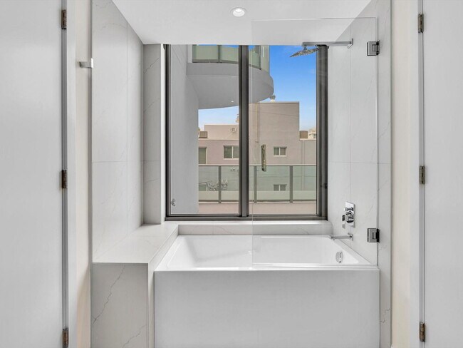 Building Photo - 9901 W Bay Harbor Dr
