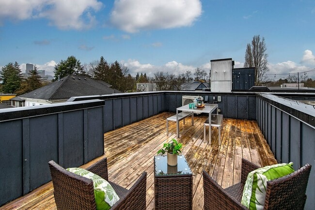 Building Photo - 3bd/1.75ba Seattle Townhouse