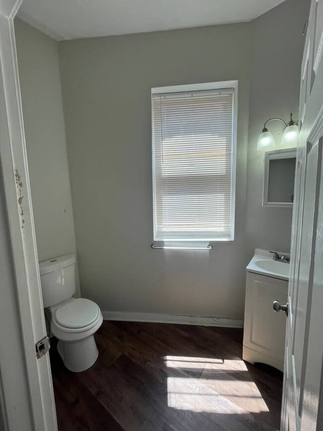 Building Photo - "Charming 4-Bed Duplex in St. Louis City 2nd Floor with Granite Countertops & Gleaming Hardwood F...