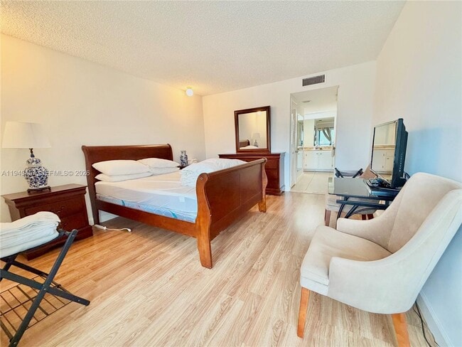 Building Photo - 2324 S Cypress Bend Dr