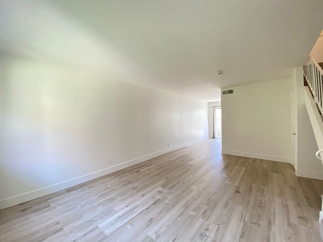 Building Photo - 637 Beverly Pl