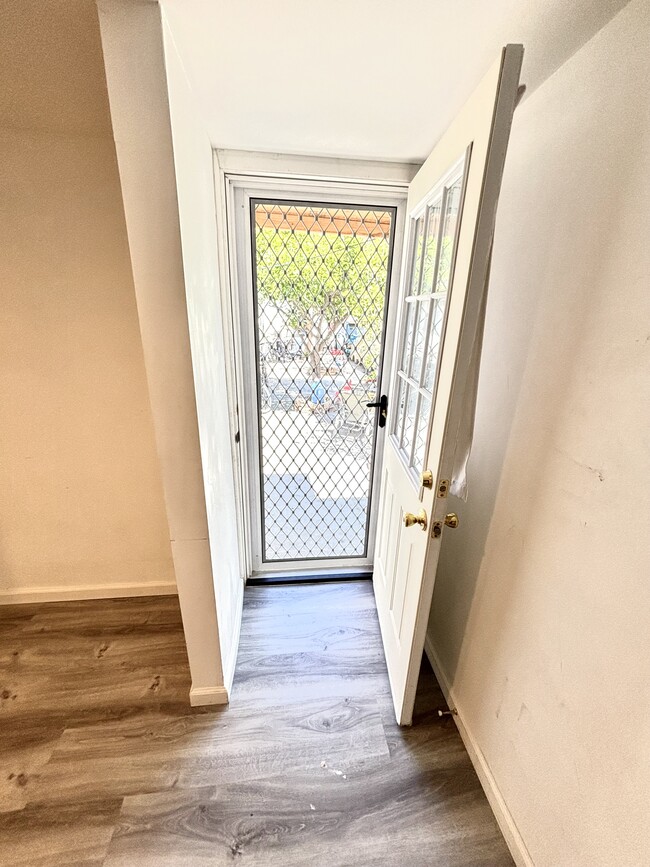 Building Photo - 1851 E 43rd St