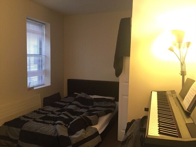 Building Photo - No Brokers Fee, Kenmore Location. The Building With Elevator and Laundry, Heat, Hot Water Included