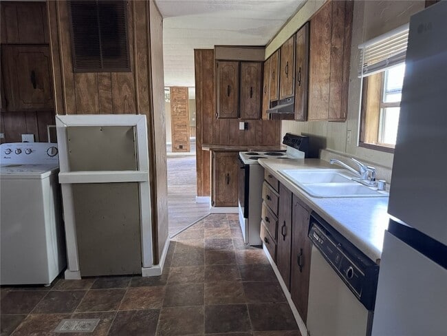 Building Photo - 854 Queenswood St