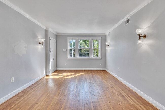 Building Photo - Updated Condo 3 Blocks from Metro