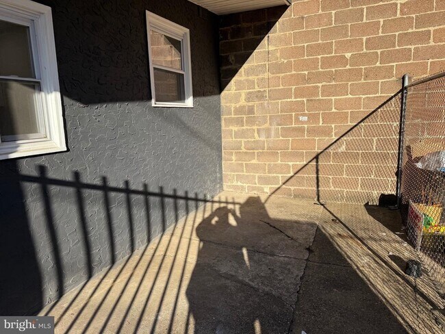 Building Photo - 2537 E Auburn St