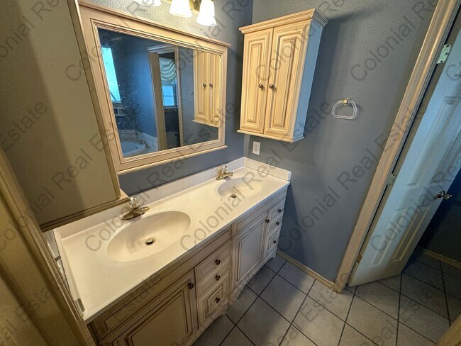 Building Photo - Beautiful 3 bedroom 2 bathroom home.