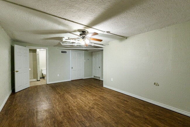 Building Photo - 3 bedroom less than 1 mile from Tech