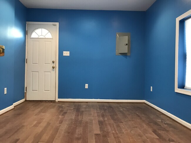 Building Photo - Charming 2 Bedroom/1.5 Bathroom Townhome in Remington, MD!