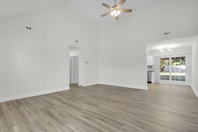 Building Photo - 204 Two Oaks Ct