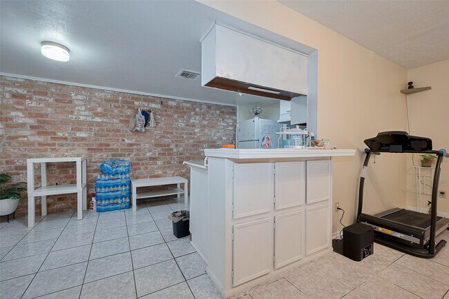 Building Photo - 12223 Sharpview Dr