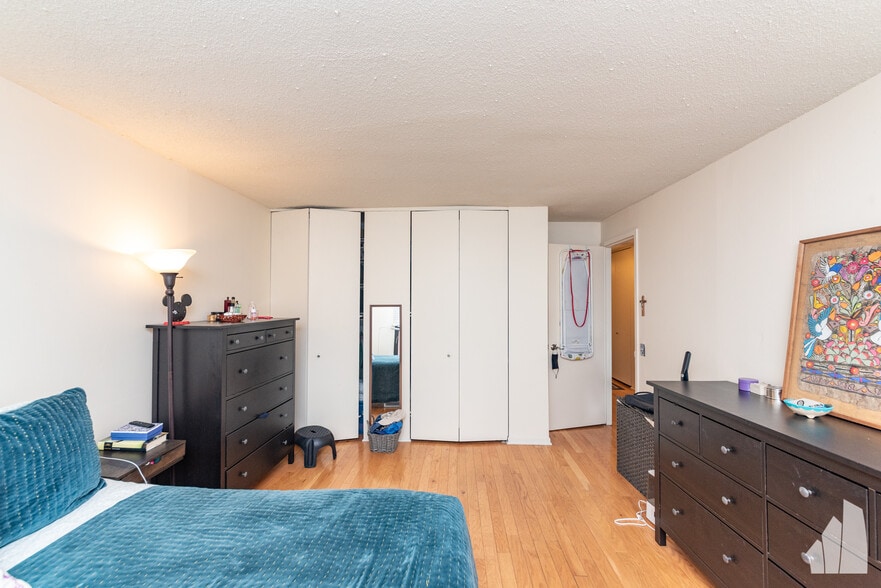 Building Photo - 899 S Plymouth Ct