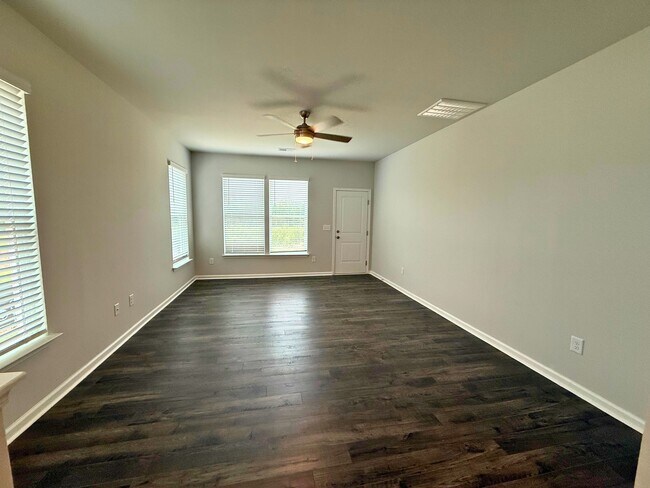 Building Photo - 144 Gervais Cir