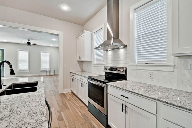 Building Photo - 930 S College Ave