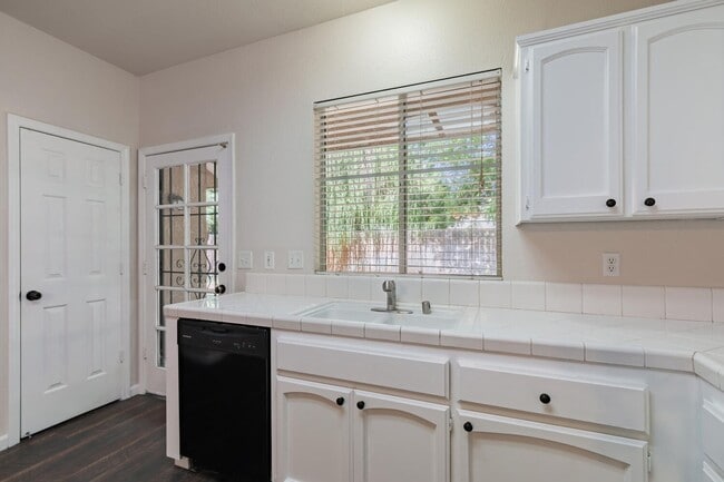Building Photo - Great 4 Bedroom NW Fresno Home for Lease