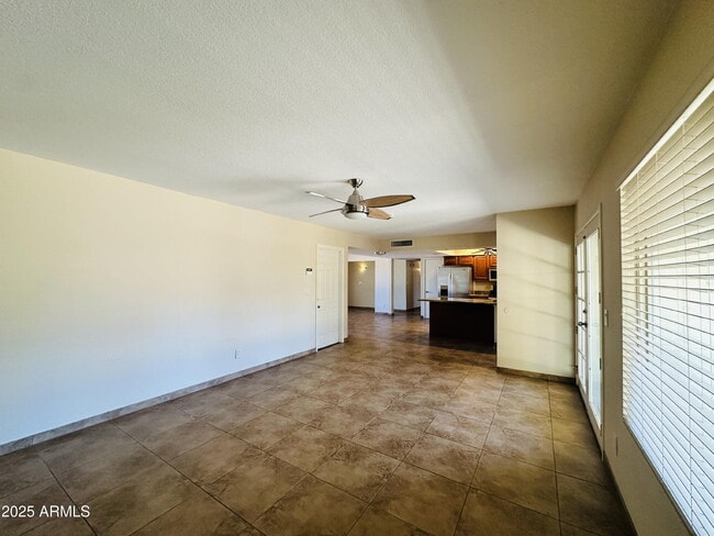 Building Photo - 3839 E Sunnyside Dr