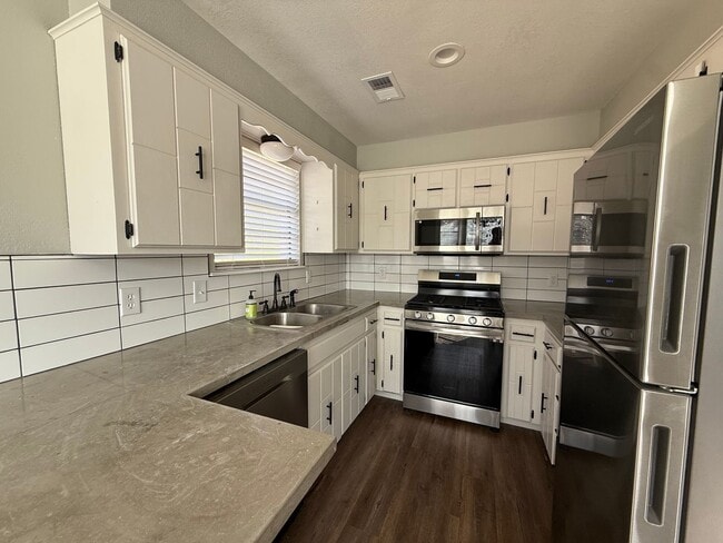 Building Photo - Updated Beauty 3/2