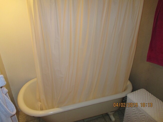 Building Photo - Available Immediately!  Spacious 1 bedroom house