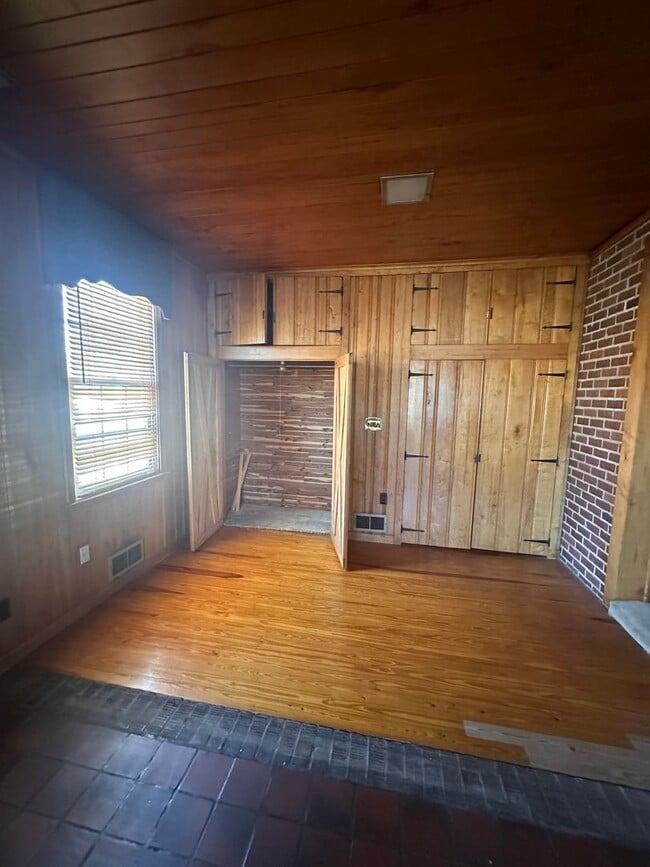 Building Photo - 3 Bed 2 Bath Brick Home with Fenced in Backyard and Additional Living Space