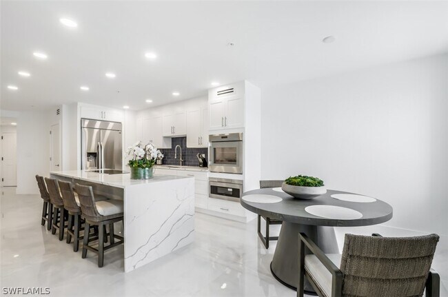 Building Photo - 8171 Bay Colony Dr