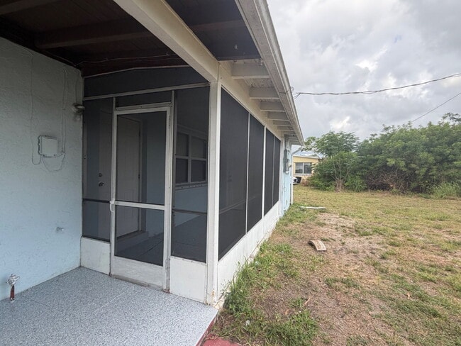 Building Photo - "Charming 3-Bedroom in Port Charlotte – Cozy Comfort Awaits!"