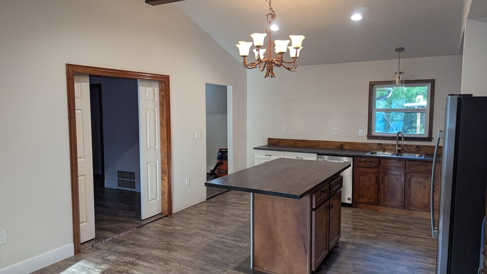 Building Photo - 1003 Crystal River