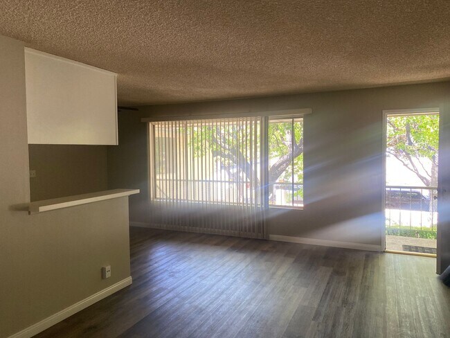 Building Photo - Spacious 1 Bedroom 1 Bath Upstairs Apartment