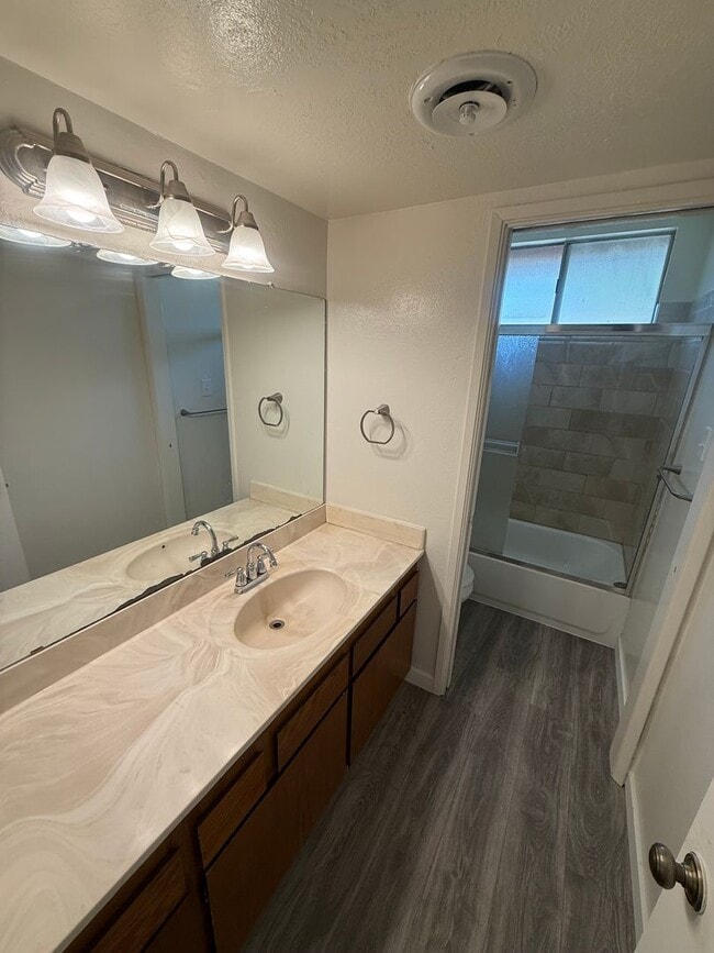 Building Photo - Spacious 4-Bedroom Home in Northeast Bakersfield