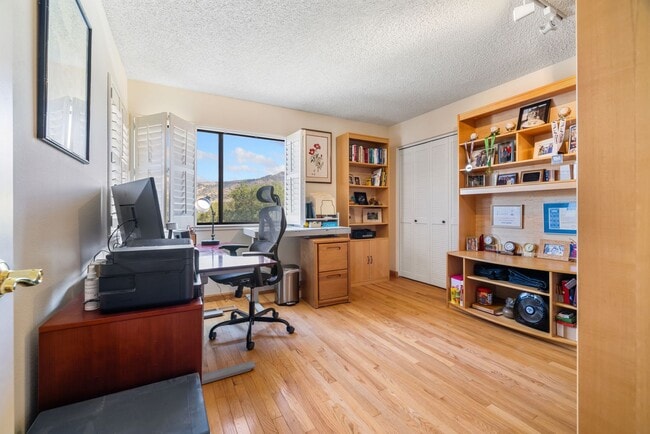 Building Photo - Breathtaking views of Hood Mountain and Su...