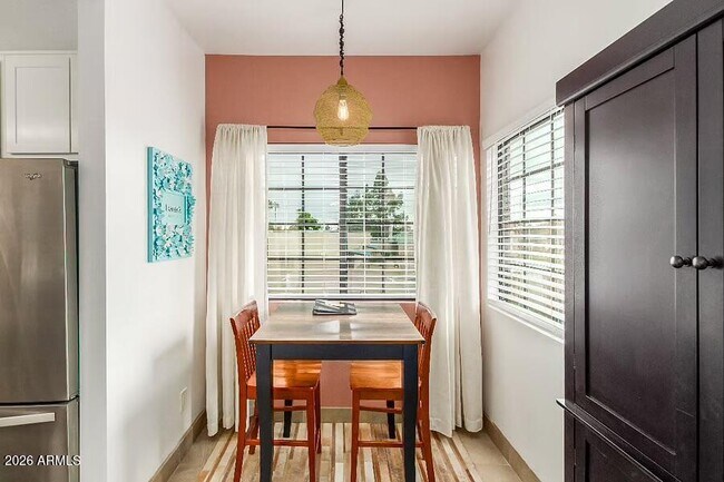 Building Photo - 930 N Mesa Dr