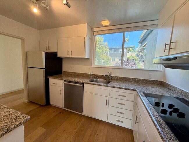Building Photo - BEAUTIFULLY UPDATED TWO BED / ONE BATH TIBURON CONDO WITH PANORAMIC VIEWS