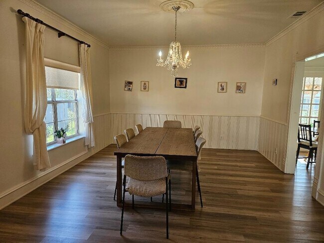 Building Photo - 710 N Avenue C