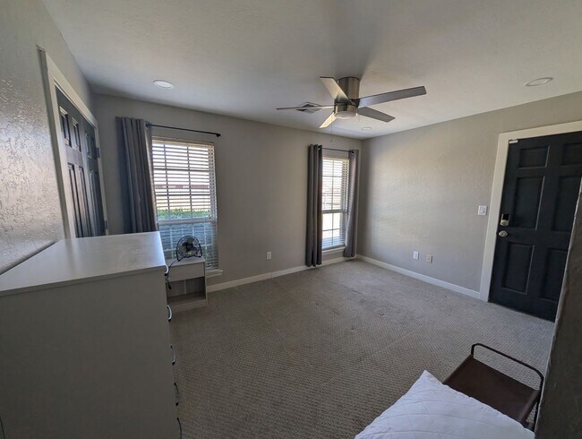 Building Photo - 1001 Hummingbird Dr.