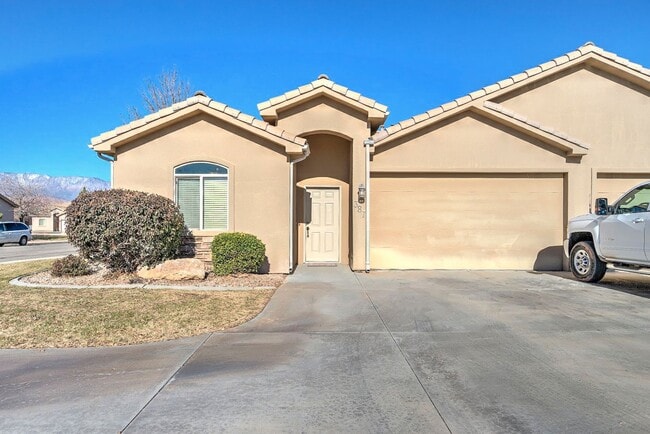 Primary Photo - Spacious 2 Bedroom Hurricane Townhome Near...