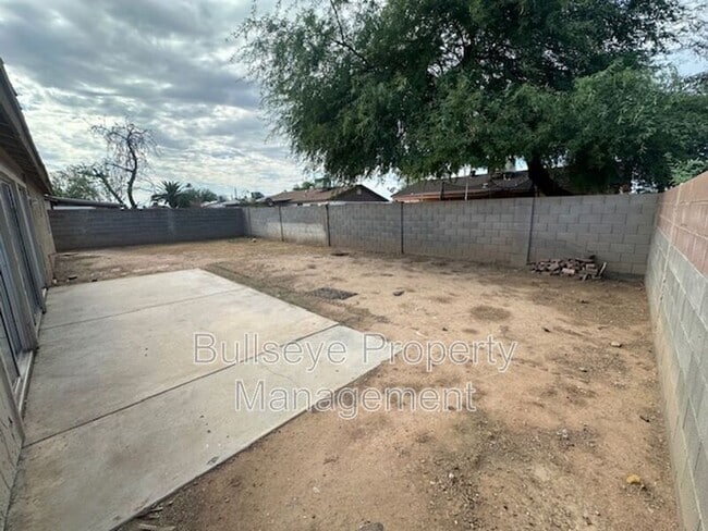 Building Photo - 7956 W Mariposa Dr