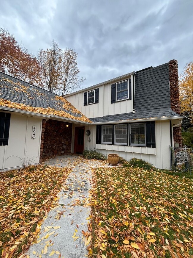 Building Photo - Spacious 4BR, 2.5BA home on 1.3 acres in Orchard Homes