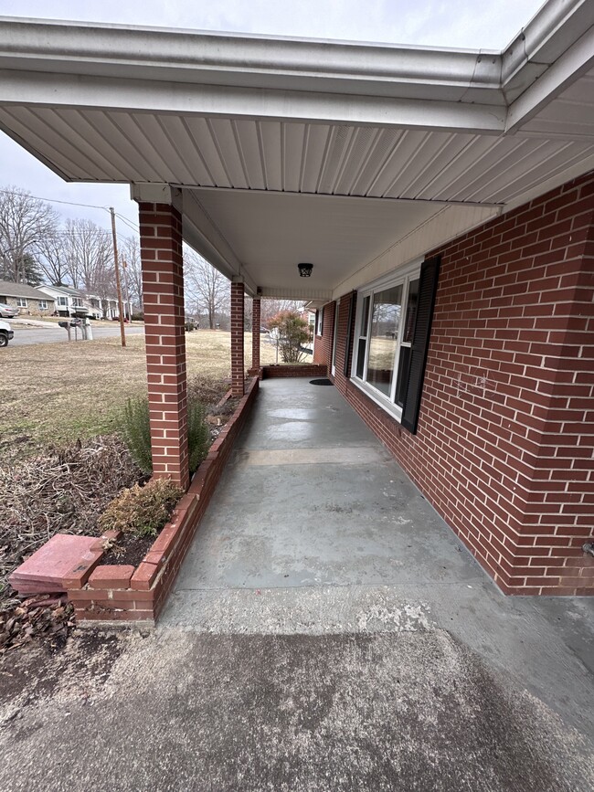 Building Photo - 638 Oakland Dr