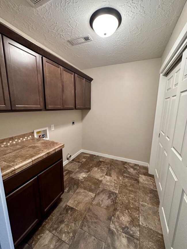Building Photo - 3 Bedroom Townhome