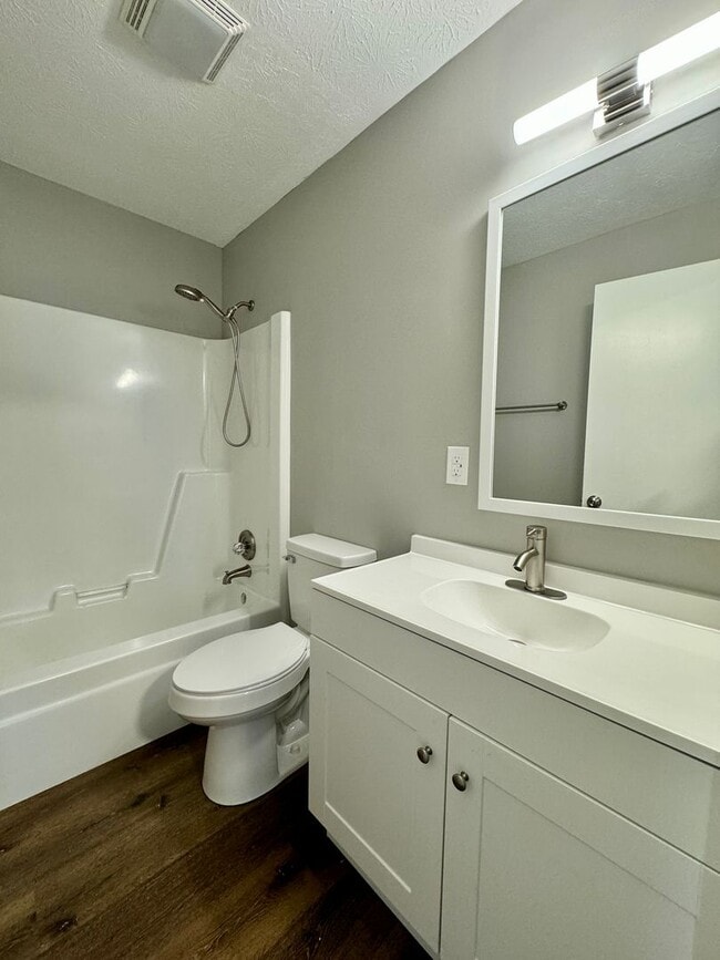 Building Photo - Beautiful Remodeled 2 Bedroom in Richmond!