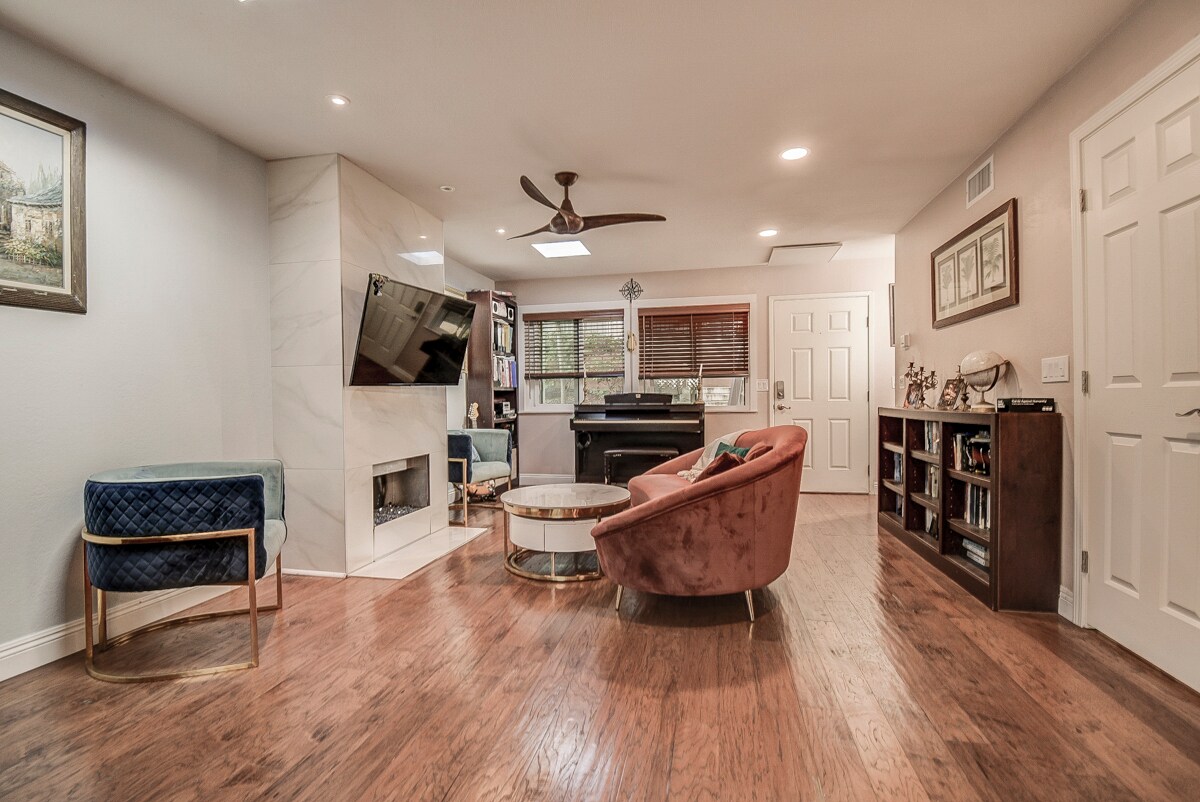 Building Photo - 11 Seamist Ct