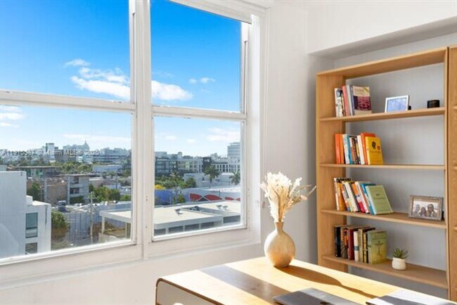 Building Photo - 1800 Sunset Harbour Dr