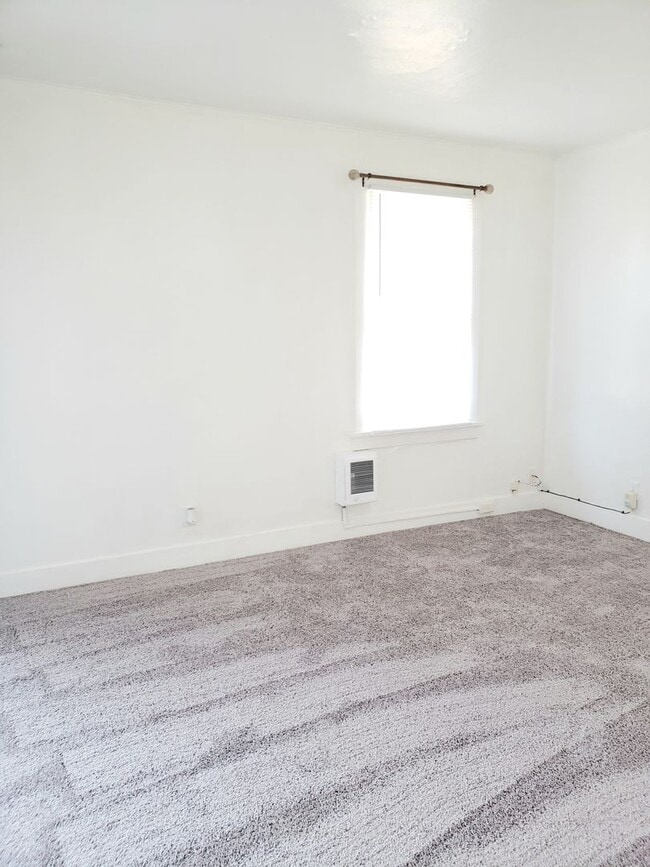 Building Photo - Cozy 1 bed, 1 bath house! Centrally located with washer & dryer!