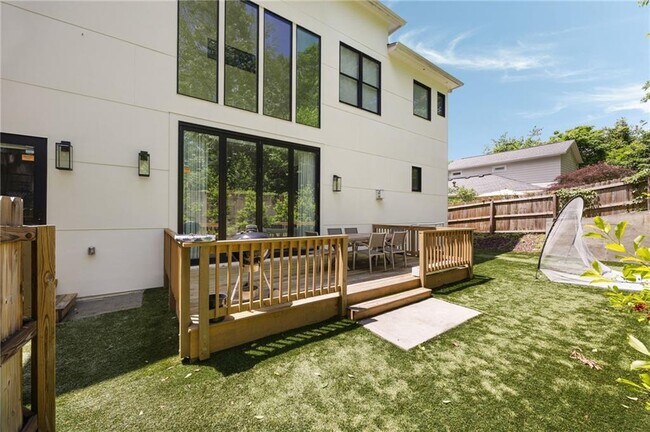 Building Photo - 314 Delmont Dr NE